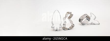 Un ensemble de emporte-pièces, moules à pâtisserie, moules de lapin et de carottes. Banque D'Images