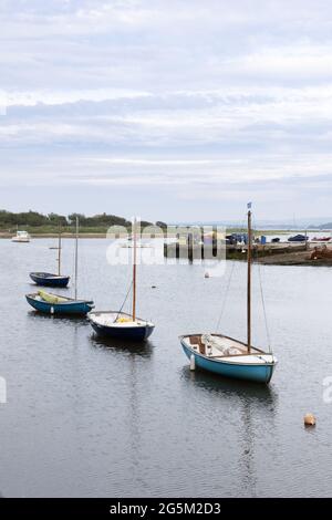 Keyhaven, Hampshire, Royaume-Uni - 24 juin 2021 : sur le chemin Solent Way, quatre petits bateaux à coque amarrés dans le port de Keyhaven en début de soirée. Banque D'Images