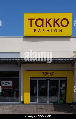 NEUWIED, ALLEMAGNE - 20 juin 2021 : Neuwied, Allemagne - 20 juin 2021 : façade et entrée d'un magasin de mode Takko. Takko est un discounter textile allemand Banque D'Images