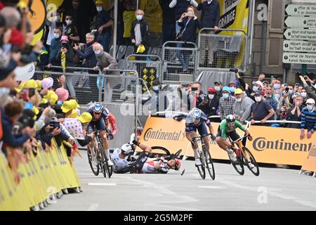 Tour de France 2021 Stage 3 , de Lorient à Pontivy.28 juin 2021. 100m de la ligne d'arrivée Caleb Ewan (AUS) Lotto Soudal collides avec Peter Sagan de Bora Hansgrohe tandis que Tim Merlier (bel) pour Alpecin Fenix gagne la scène et le coéquipier Jasper Philipsen arrive en deuxième position. Crédit : Peter Goding/Alay Live News Banque D'Images