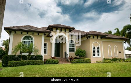 Maison privée typique dans un quartier résidentiel riche sur l'île Marco, Floride. Banque D'Images