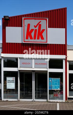 NEUWIED, ALLEMAGNE - 20 juin 2021: Neuwied, Allemagne - 20 juin 2021: Une façade rouge avec la marque Takko. Takko est une chaîne allemande d'escompteur textile Banque D'Images