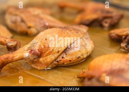 Pattes de canard cuites au four. Canard rôti. Canard cuit avec des pommes de terre au four Banque D'Images