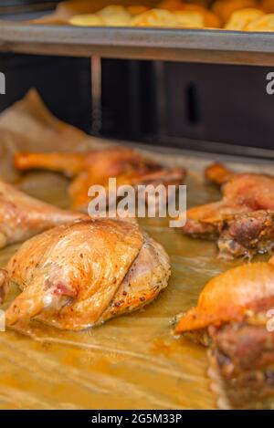 Pattes de canard cuites au four. Canard rôti. Canard cuit avec des pommes de terre au four Banque D'Images