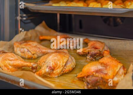 Pattes de canard cuites au four. Canard rôti. Canard cuit avec des pommes de terre au four Banque D'Images