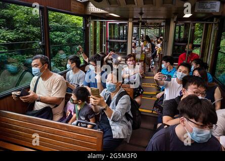 Hong Kong, Chine. 27 juin 2021. Les passagers bénéficient du dernier trajet en tramway Peak, qui a lieu depuis 1888, à Hong Kong le 27 juin 2021. Crédit : SOPA Images Limited/Alamy Live News Banque D'Images
