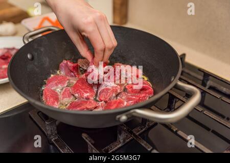 Cuisson du pilaf dans un chou-fleur. Une recette étape par étape pour la cuisson du pilaf, couper le boeuf en morceaux et faire frire dans un chou-fleur, la viande pour pilaf.cuisson du pilaf à Banque D'Images