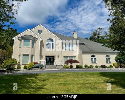 Maison de banlieue familiale simple en briques claires dans un quartier riche du New Jersey. Banque D'Images