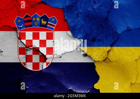 Drapeaux de Croatie et d'Ukraine peints sur un mur fissuré Banque D'Images