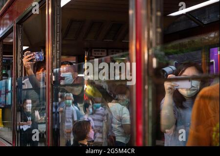 Hong Kong, Chine. 27 juin 2021. Les passagers bénéficient du dernier trajet en tramway Peak, qui a lieu depuis 1888, à Hong Kong le 27 juin 2021. (Photo par Miguel Candela/SOPA Images/Sipa USA) crédit: SIPA USA/Alay Live News Banque D'Images