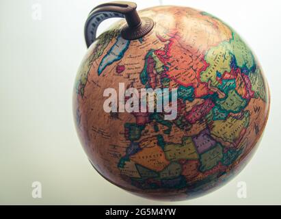 Photo isolée de la carte standard du globe avec les pays et d'autres détails écrits en turc, concept de carte du monde, sphère de la terre Banque D'Images