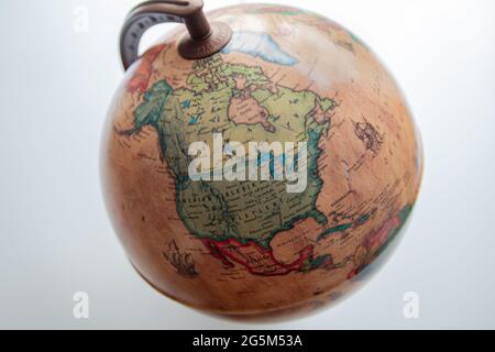 Photo isolée de la carte standard du globe avec les pays et d'autres détails écrits en turc, concept de carte du monde, sphère de la terre Banque D'Images