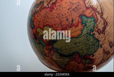 Photo isolée de la carte standard du globe avec les pays et d'autres détails écrits en turc, concept de carte du monde, sphère de la terre Banque D'Images