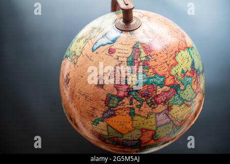 Photo isolée de la carte standard du globe avec les pays et d'autres détails écrits en turc, concept de carte du monde, sphère de la terre Banque D'Images