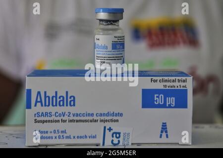 Caracas, Venezuela. 28 juin 2021. Un flacon du vaccin Corona de Cuba, Abdala, dans un centre de vaccination vénézuélien. Selon les autorités cubaines, la première expédition de vaccins devrait fournir une dose initiale à 10,000 personnes au Venezuela. Credit: Jesus Vargas/dpa/Alamy Live News Banque D'Images