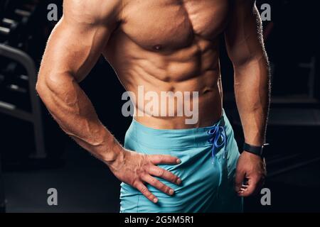 Homme sportif bien construit posant sans chemise Banque D'Images
