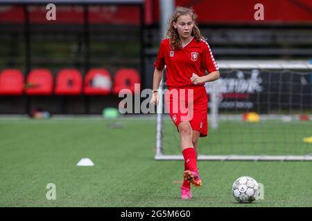 ENSCHEDE, PAYS-BAS - JUIN 28 : Jarne Teulings du FC Twente pendant une session de formation des femmes du FC Twente au Sportcampus Diekman le 28 juin 2021 à Enschede, pays-Bas. (Photo de Marcel ter Bals/Orange Pictures) Banque D'Images