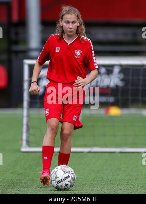 ENSCHEDE, PAYS-BAS - JUIN 28 : Jarne Teulings du FC Twente pendant une session de formation des femmes du FC Twente au Sportcampus Diekman le 28 juin 2021 à Enschede, pays-Bas. (Photo de Marcel ter Bals/Orange Pictures) Banque D'Images