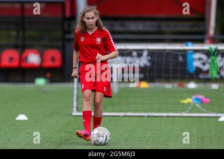 ENSCHEDE, PAYS-BAS - JUIN 28 : Jarne Teulings du FC Twente pendant une session de formation des femmes du FC Twente au Sportcampus Diekman le 28 juin 2021 à Enschede, pays-Bas. (Photo de Marcel ter Bals/Orange Pictures) Banque D'Images