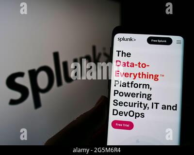 Personne tenant un téléphone mobile avec le site Web de la société technologique américaine Splunk Inc. À l'écran devant le logo de l'entreprise. Concentrez-vous sur le centre de l'écran du téléphone. Banque D'Images