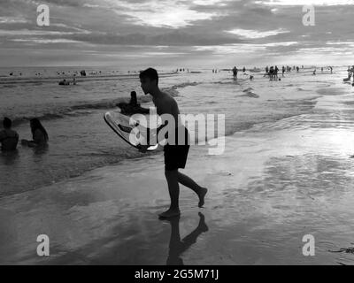 Sarasota, Floride, États-Unis. 23 juin 2021. Zap Skimboards, skimboards depuis 1983. Artisans et artistes qui font chaque planche à Venise, Floride. Crédit : John Marshall Mantel/ZUMA Wire/Alay Live News Banque D'Images