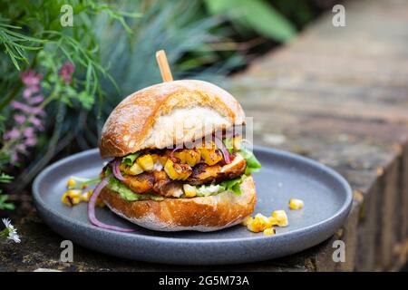 Pain rustique avec poulet chipotle, maïs grillé et avocat Banque D'Images