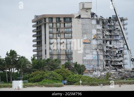 Surfside, États-Unis. 28 juin 2021. La vue sur la plage de l'appartement partiellement effondré à Surfside, Floride, le lundi 28 juin 2021. Selon les informations, dix personnes ont perdu la vie et plus de 150 autres ont disparu dans l'effondrement. Photo de Gary I Rothstein/UPI crédit: UPI/Alay Live News Banque D'Images