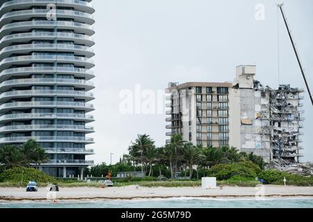 Surfside, États-Unis. 28 juin 2021. La vue sur la plage de l'appartement partiellement effondré à Surfside, Floride, le lundi 28 juin 2021. Selon les informations, dix personnes ont perdu la vie et plus de 150 autres ont disparu dans l'effondrement. Photo de Gary I Rothstein/UPI crédit: UPI/Alay Live News Banque D'Images