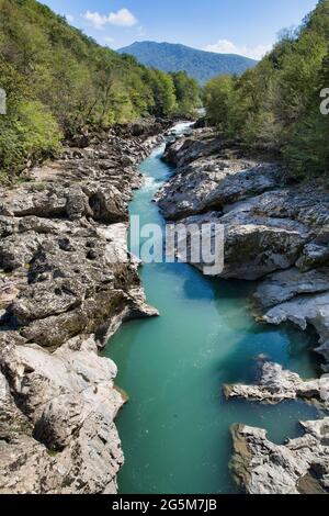 Rivière à Guzeripl, Adygeya, Russie Banque D'Images