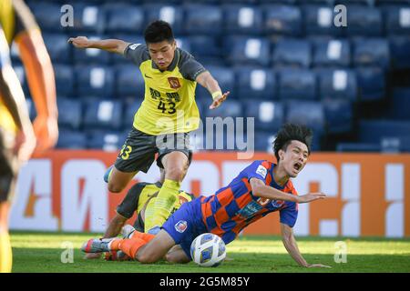 Buriram, Thaïlande. 27 juin 2021. Siwakorn Jakkuprasat (R) de Port FC vu en action pendant le match du groupe J de la Ligue des champions 2021 de l'AFC entre Port FC et Guangzhou F.C. au stade Buriram. (Score final ; Port FC 3:0 Guangzhou F.C.) (Photo par Amphol Thongmueangluang/SOPA Images/Sipa USA) crédit: SIPA USA/Alay Live News Banque D'Images