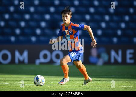 Buriram, Thaïlande. 27 juin 2021. Siwakorn Jakkuprasat de Port FC vu en action pendant le match du groupe J de la Ligue des champions 2021 de l'AFC entre Port FC et Guangzhou F.C. au stade Buriram. (Score final ; Port FC 3:0 Guangzhou F.C.) (Photo par Amphol Thongmueangluang/SOPA Images/Sipa USA) crédit: SIPA USA/Alay Live News Banque D'Images