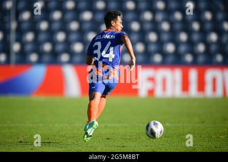 Buriram, Thaïlande. 27 juin 2021. Nitipong Selanon de Port FC vu en action pendant le match du groupe J de la Ligue des champions 2021 de l'AFC entre Port FC et Guangzhou F.C. au stade Buriram. (Score final ; Port FC 3:0 Guangzhou F.C.) (Photo par Amphol Thongmueangluang/SOPA Images/Sipa USA) crédit: SIPA USA/Alay Live News Banque D'Images