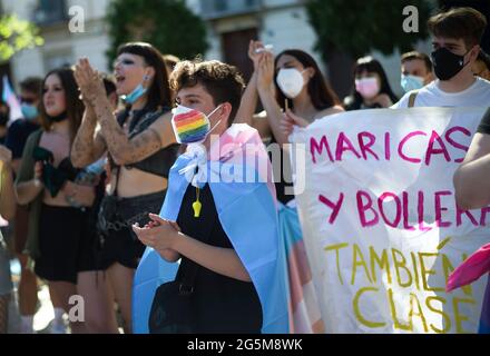 Un manifestant portant un masque facial et enveloppé d'un drapeau applaudissant lorsqu'il participe à une manifestation pour célébrer la Journée internationale de la fierté de LGTBI sur la place Plaza de la Merced. Des dizaines de personnes se sont rassemblées dans la ville du centre-ville pour participer à la « fierté critique » contre l'homophobie et la transphobie et pour soutenir l'autodétermination du genre pour les personnes transgenres. Tous les 28 juin, les gays, lesbiennes, bisexuels et transsexuels commémorent les manifestations de Stonewall en faveur des droits de la communauté LGTBI. (Photo de Jesus Merida/SOPA Images/Sipa USA) Banque D'Images