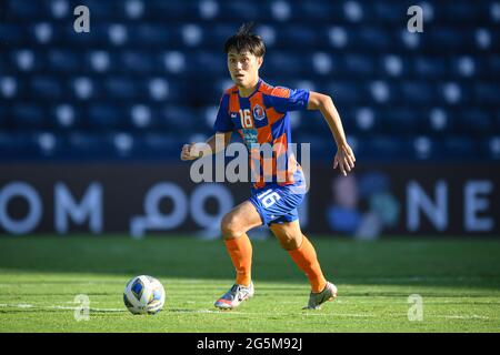 Buriram, Thaïlande. 27 juin 2021. Siwakorn Jakkuprasat de Port FC vu en action pendant le match du groupe J de la Ligue des champions 2021 de l'AFC entre Port FC et Guangzhou F.C. au stade Buriram. (Score final ; Port FC 3:0 Guangzhou F.C.) Crédit : SOPA Images Limited/Alamy Live News Banque D'Images