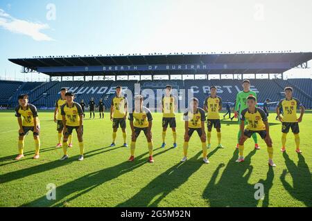 Buriram, Thaïlande. 27 juin 2021. Les joueurs de Guangzhou F.C. posent pour une photo avant le match du groupe J de la Ligue des champions de l'AFC 2021 entre Port FC et Guangzhou F.C. au stade Buriram. (Score final ; Port FC 3:0 Guangzhou F.C.) Crédit : SOPA Images Limited/Alamy Live News Banque D'Images