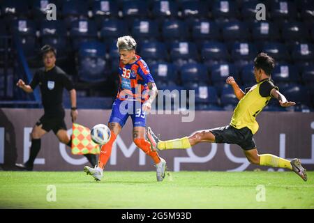 Buriram, Thaïlande. 27 juin 2021. Philip Roller (L) de Port FC vu en action lors du match du groupe J de la Ligue des champions 2021 de l'AFC entre Port FC et Guangzhou F.C. au stade Buriram. (Score final ; Port FC 3:0 Guangzhou F.C.) Crédit : SOPA Images Limited/Alamy Live News Banque D'Images