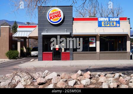 COLORADO SPRINGS, CO- 10 APR 2021- vue d'un Burger King fast-food restaurant avec Pikes Peak Mountain en arrière-plan dans le Colorado, États-Unis. Banque D'Images