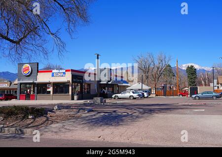 COLORADO SPRINGS, CO- 10 APR 2021- vue d'un Burger King fast-food restaurant avec Pikes Peak Mountain en arrière-plan dans le Colorado, États-Unis. Banque D'Images