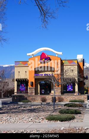 COLORADO SPRINGS, CO- 10 avril 2021- vue sur un restaurant de restauration rapide Taco Bell avec Pikes Peak Mountain en arrière-plan dans le Colorado, États-Unis. Banque D'Images