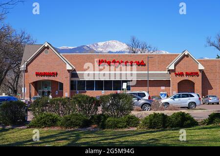 COLORADO SPRINGS, CO- 10 APR 2021- vue d'une pharmacie Walgreens avec Pikes Peak Mountain en arrière-plan dans le Colorado, États-Unis. Banque D'Images