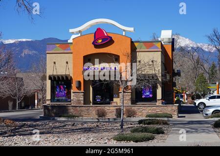 COLORADO SPRINGS, CO- 10 avril 2021- vue sur un restaurant de restauration rapide Taco Bell avec Pikes Peak Mountain en arrière-plan dans le Colorado, États-Unis. Banque D'Images