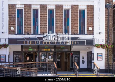 Nommé d'après l'acteur qui était un résident de la ville, le pub Peter Cushing est installé dans un cinéma art déco reconverti. Whitstable, Kent, Angleterre, Royaume-Uni Banque D'Images