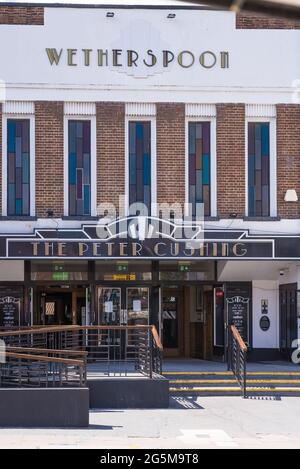 Nommé d'après l'acteur qui était un résident de la ville, le pub Peter Cushing est installé dans un cinéma art déco reconverti. Whitstable, Kent, Angleterre, Royaume-Uni Banque D'Images