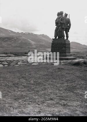 1956, historial, Highlands écossais, mémorial de guerre, le mémorial du Commando, Une sculpture en bronze au pont Spean, Lochaber, Écosse. Créé par Scott Sutherland et dévoilé en 1952 par la Reine mère, le monument est dédié aux Forces Commando britanniques de la WW11 qui ont utilisé la région pour l'entraînement. L'un des monuments les plus connus d'Écosse, c'est également une attraction pour les visiteurs de la région éloignée, car sa position offre des vues sur Ben Nevis, le plus haut sommet de la Grande-Bretagne et la montagne, Aonach Mor. Banque D'Images