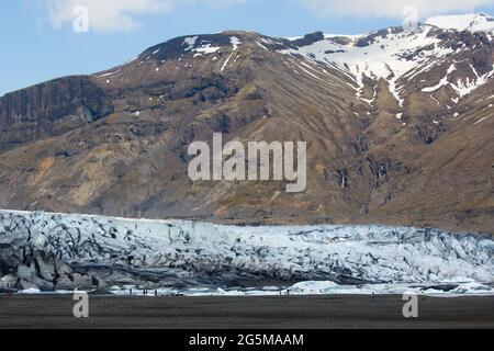 Touristes explorant le bord du glacier Skaftafellsjokull dans le parc national de Vatnajokull, dans le sud de l'Islande. Banque D'Images