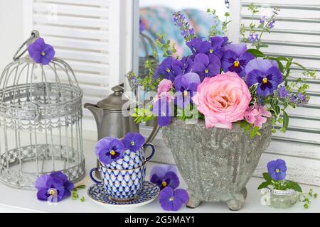 décoration vintage avec bouquet de fleurs de rose et de alto Banque D'Images