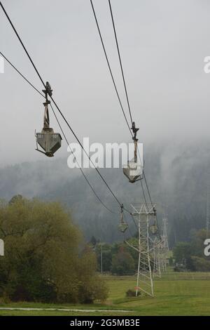 Photo d'une ligne électrique métallique aérienne Banque D'Images