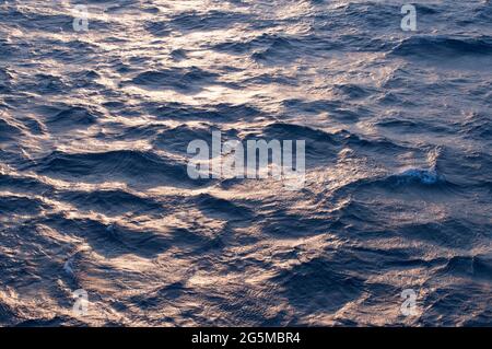 Conceptuel/abstrait. Le soleil se reflète sur les vagues. Océan Atlantique Banque D'Images