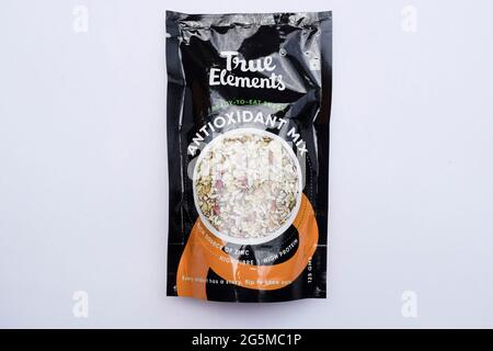 True elements marque antioxydant mélange avec des graines torréfiées mixtes de tournesol, de citrouille, de graines de chia, de sésame et plus encore. Des collations alimentaires saines. Inde, juin Banque D'Images