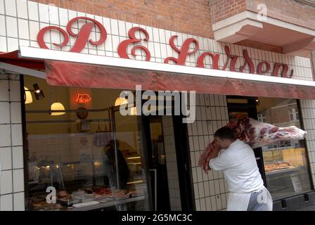 Copenhague/Danemark/ 16 septembre 2015  un homme de Mogens Nielsen Kreaturslageri livre de la viande à la célèbre boucherie danoise P.E.Butcher (Tél Banque D'Images